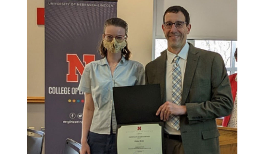 Alyssa with Dan Linzell receiving their certificate for the honorable mention of their poster for the 2023 UNL Research Days.