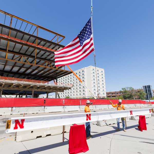 The final beam begins its way up to the top of Kiewit Hall.
