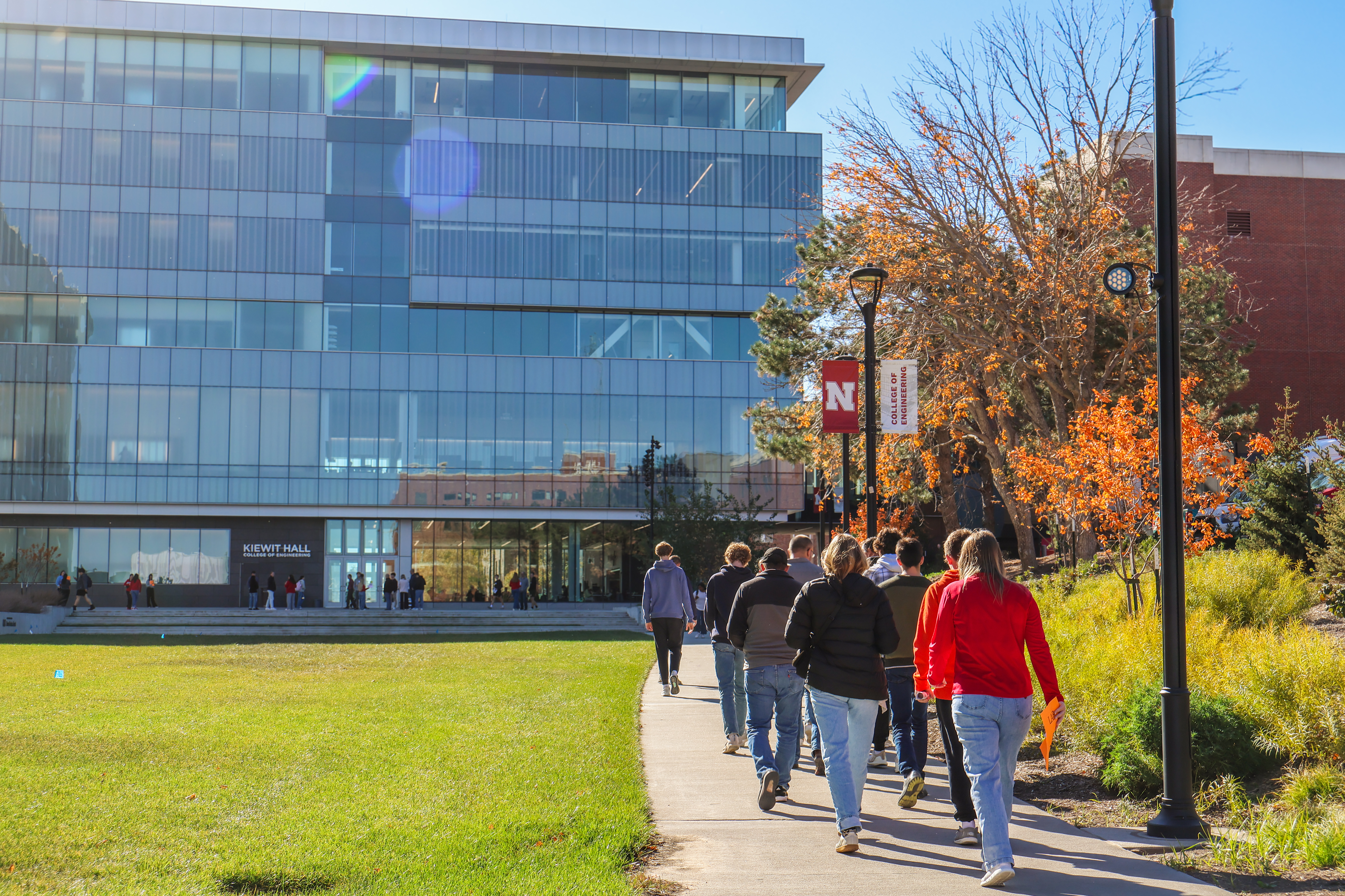 Potential students walking towards Kiewit Hall during Welcome to Engineering Day