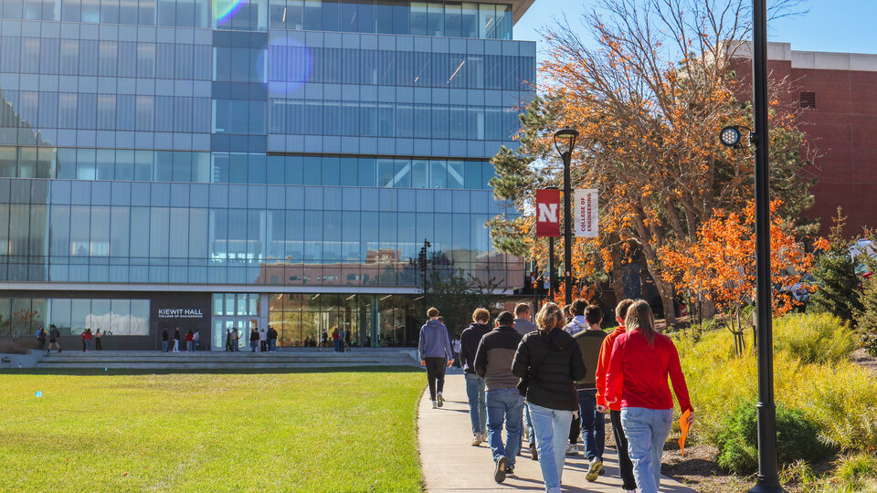 Potential students walking towards Kiewit Hall during Welcome to Engineering Day