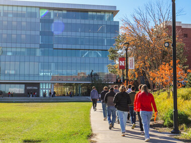 Potential students walking towards Kiewit Hall during Welcome to Engineering Day